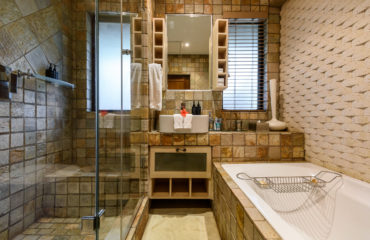 Khaya Ndlovu Manor House Room - Hardowood Suites Bathroom